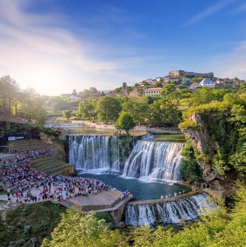 Posjetite Kraljevsko Jajce, jedini grad na svijetu sa centralnim vodopadom i bogatom kulturnom baštinom.