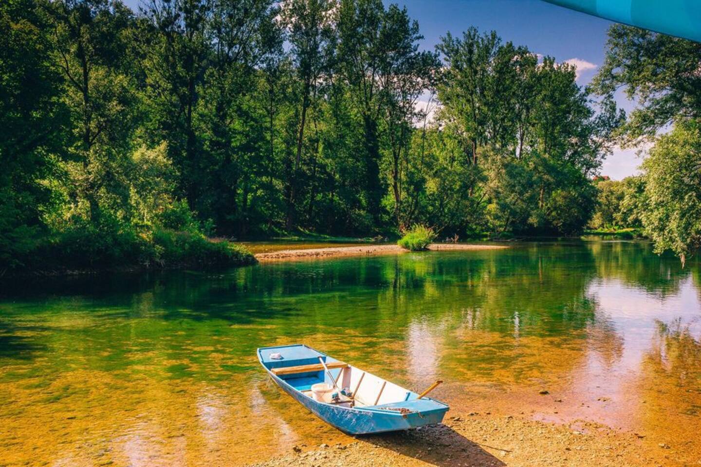 Otkrijte ljepote Bosanske Otoke, sa njenom slikovitom pješčanom plažom Milinčići i očaravajućom rijekom Unom, prije nego nastavite putovanje prema Cazinu.