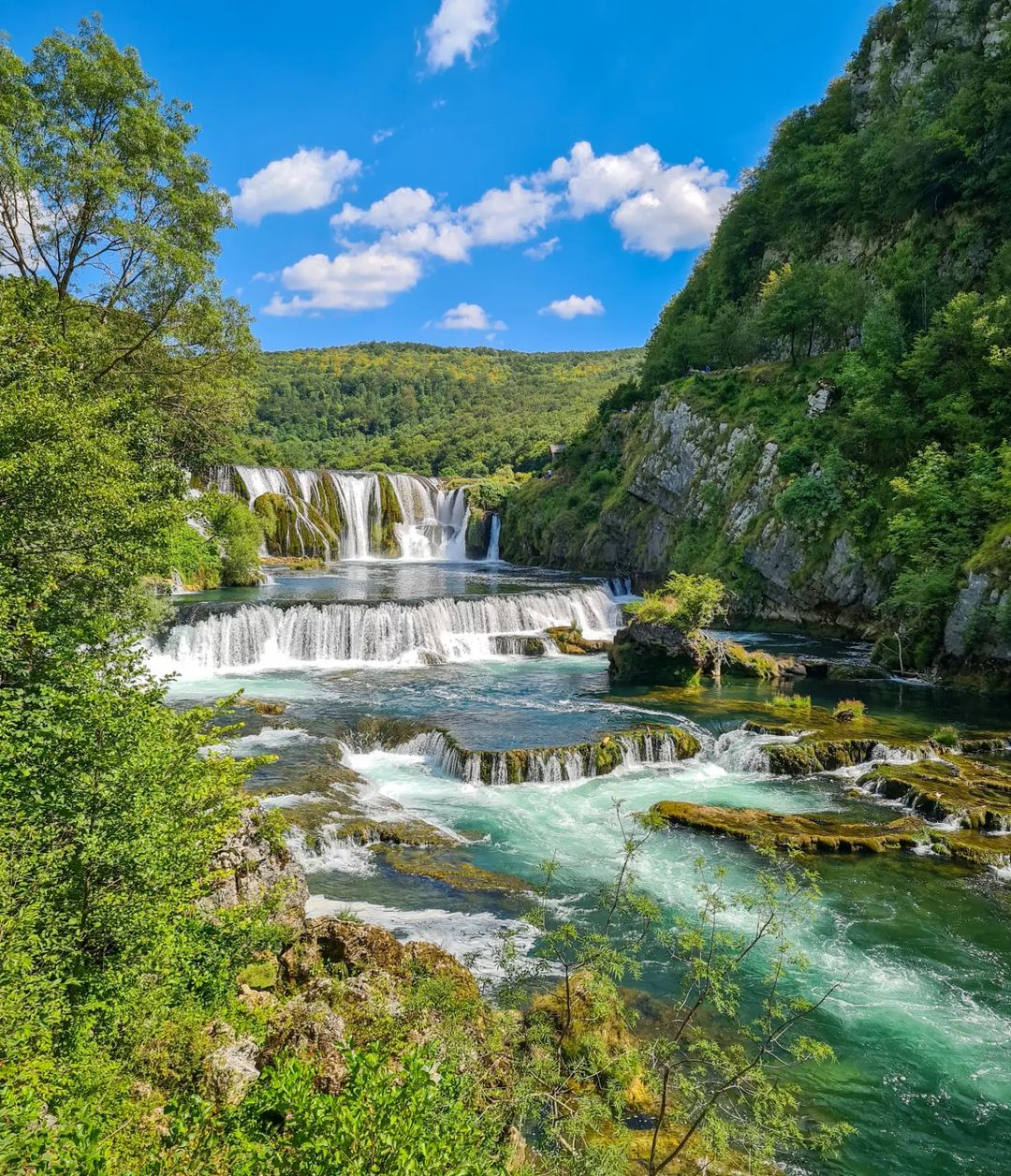 Četvrti dan je o ta dva zadivljujuća vodopada, Nacionalnom parku Una, te Martin Brodu i Kulen Vakufu.