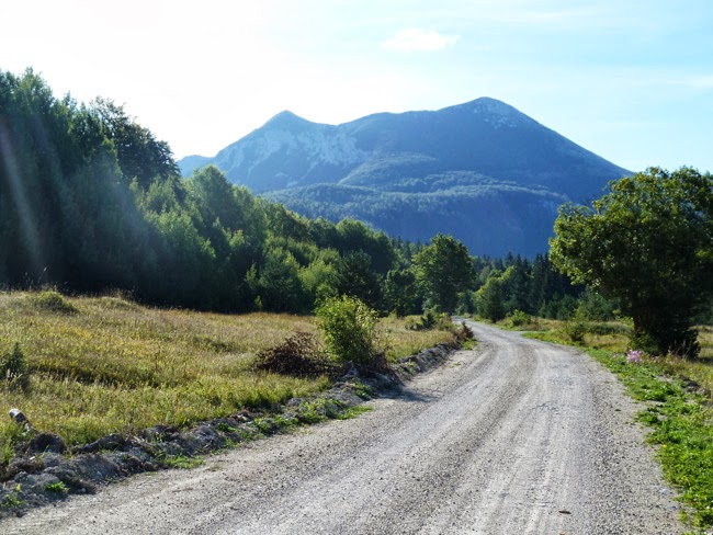 Vožnja biciklom do planine Šator. Kupajte se u jezeru u središtu planine. Planinarenje do vrha planine Šator.